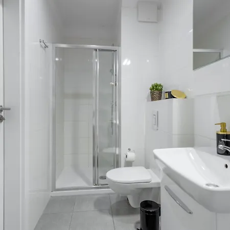 Urban Chic - Wola - Rondo Onz - Luxury - 4 Bedrooms - Pereca Street Apartment Warsaw